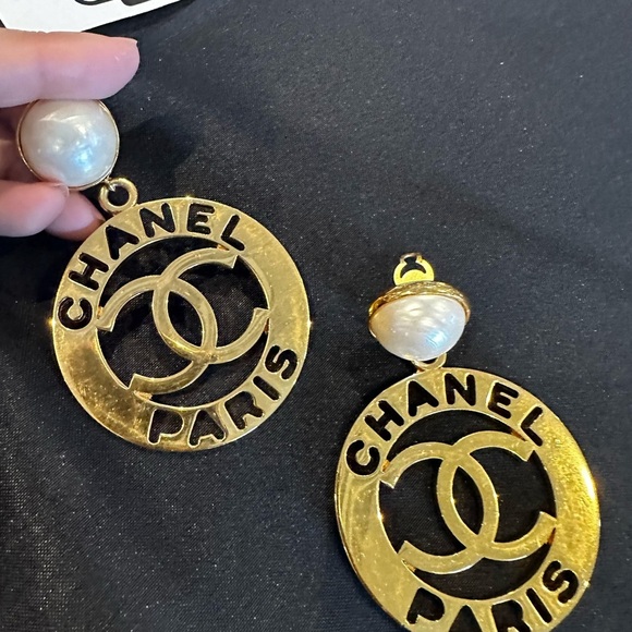 Chanel Vintage Gold Tone Dangle Hoop clip Earrings Artificial Pearl round 1980’s - Picture 2 of 10